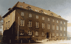 Das im Jahre 1953 bezogene Gerichtsgebäude. Das im Jahre 1953 bezogene Gerichtsgebäude.